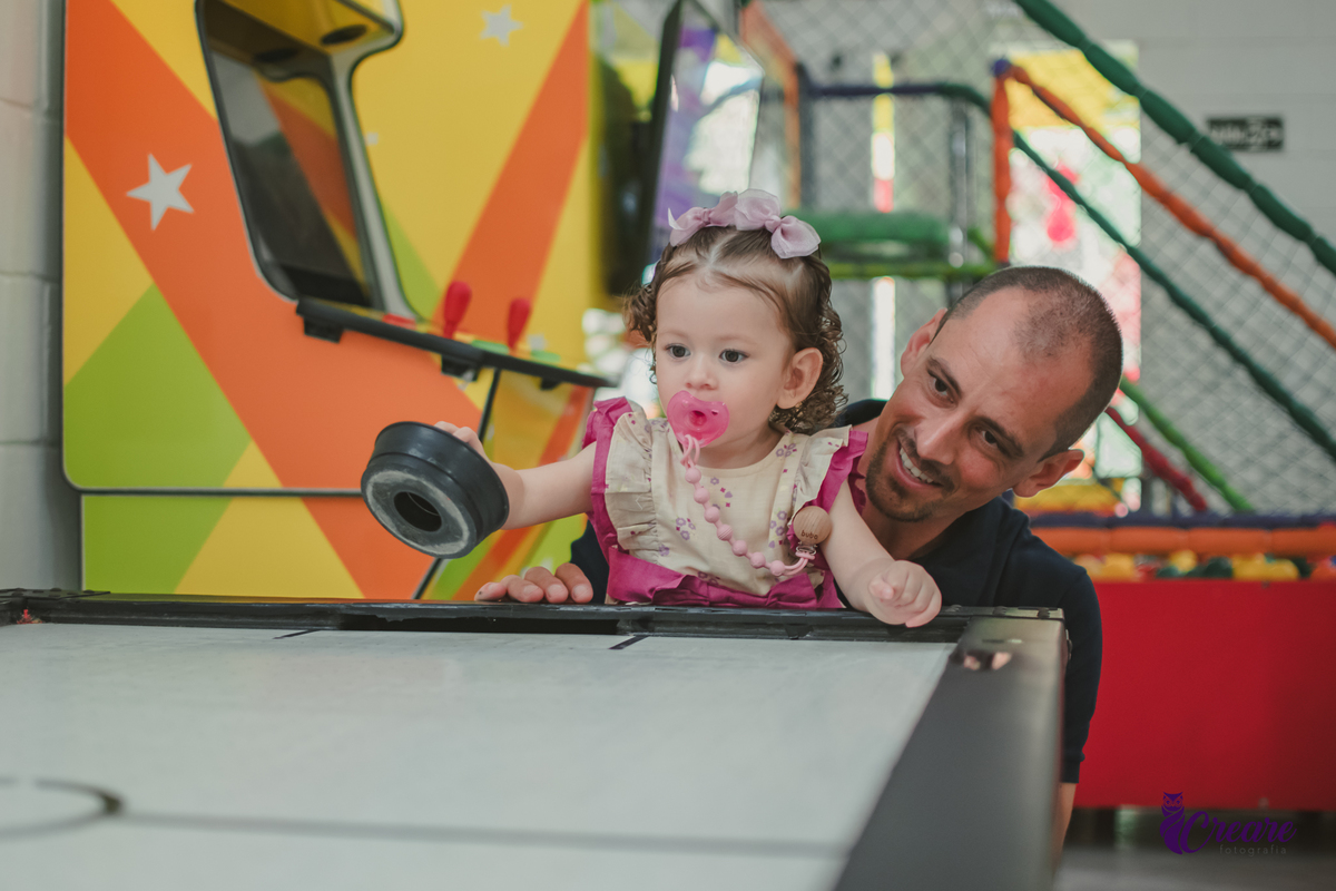 fotografia de aniversário infantil autoral, aniversário infantil com significado, fotografia inclisiva. Fotografia infantil espontânea em aniversário de criança pequena, Registro afetivo de festa infantil, com foco na infância real. fotografia afetiva.