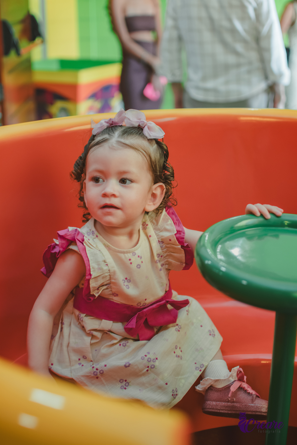 fotografia de aniversário infantil autoral, aniversário infantil com significado, fotografia inclisiva. Fotografia infantil espontânea em aniversário de criança pequena, Registro afetivo de festa infantil, com foco na infância real. fotografia afetiva.