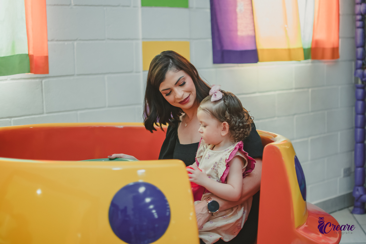 fotografia de aniversário infantil autoral, aniversário infantil com significado, fotografia inclisiva. Fotografia infantil espontânea em aniversário de criança pequena, Registro afetivo de festa infantil, com foco na infância real. fotografia afetiva.