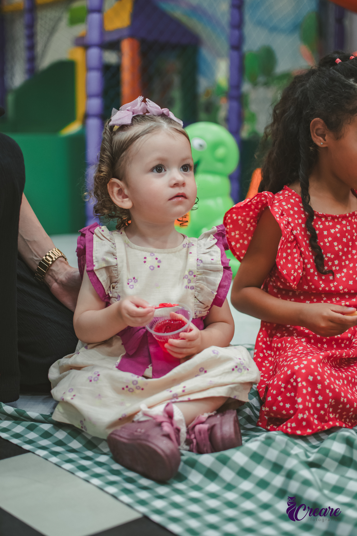 fotografia de aniversário infantil autoral, aniversário infantil com significado, fotografia inclisiva. Fotografia infantil espontânea em aniversário de criança pequena, Registro afetivo de festa infantil, com foco na infância real. fotografia afetiva.