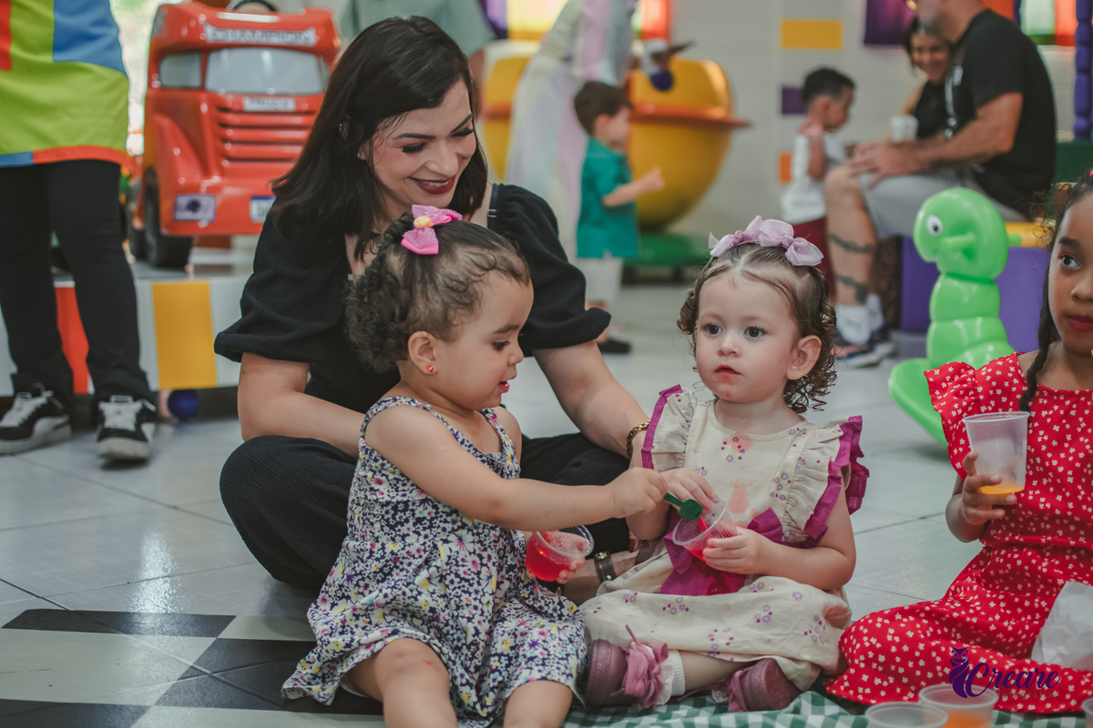 fotografia de aniversário infantil autoral, aniversário infantil com significado, fotografia inclisiva. Fotografia infantil espontânea em aniversário de criança pequena, Registro afetivo de festa infantil, com foco na infância real. fotografia afetiva.