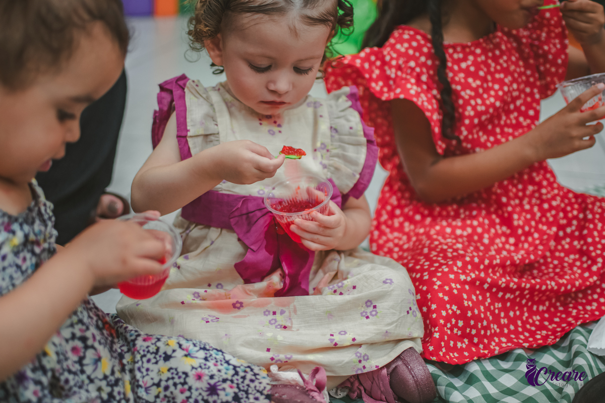 fotografia de aniversário infantil autoral, aniversário infantil com significado, fotografia inclisiva. Fotografia infantil espontânea em aniversário de criança pequena, Registro afetivo de festa infantil, com foco na infância real. fotografia afetiva.