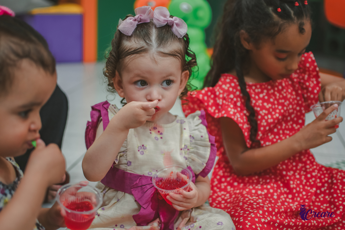 fotografia de aniversário infantil autoral, aniversário infantil com significado, fotografia inclisiva. Fotografia infantil espontânea em aniversário de criança pequena, Registro afetivo de festa infantil, com foco na infância real. fotografia afetiva.