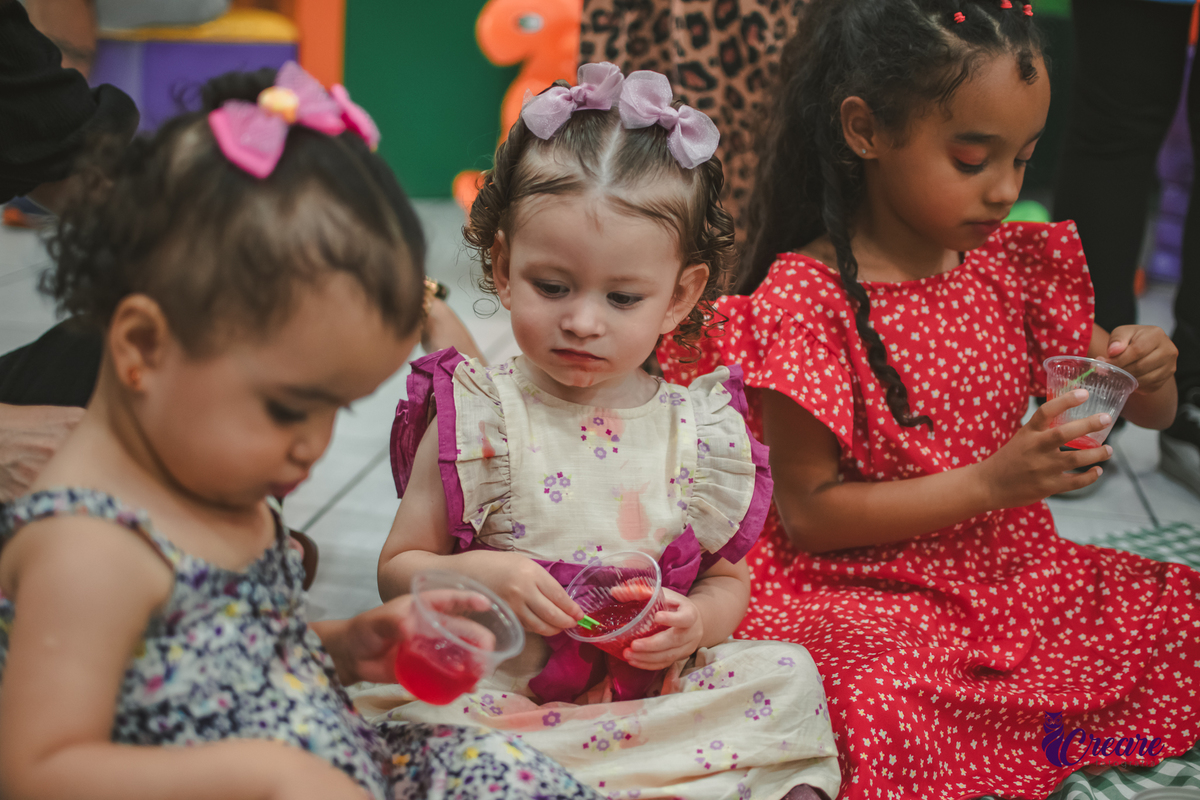 fotografia de aniversário infantil autoral, aniversário infantil com significado, fotografia inclisiva. Fotografia infantil espontânea em aniversário de criança pequena, Registro afetivo de festa infantil, com foco na infância real. fotografia afetiva.