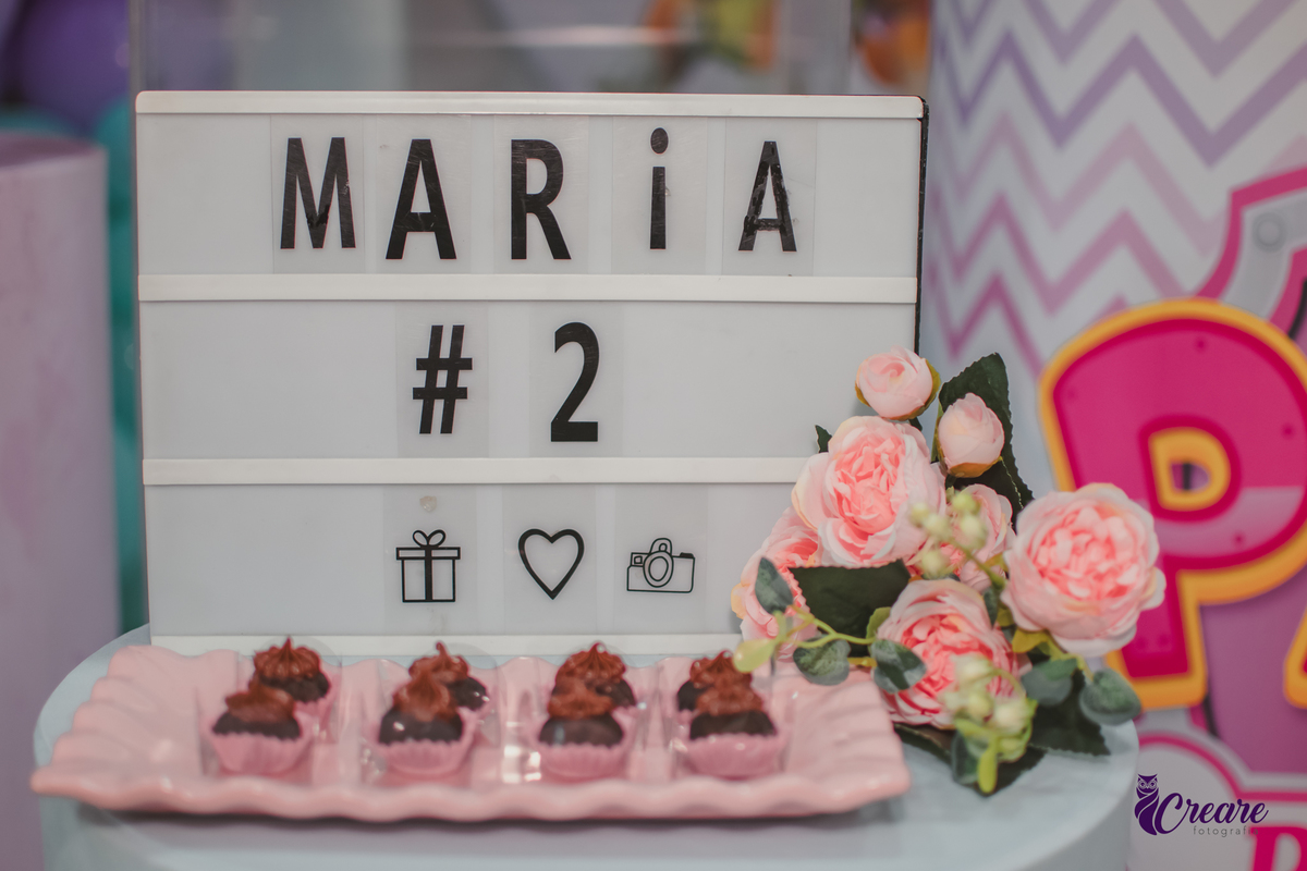 fotografia de aniversário infantil autoral, aniversário infantil com significado, fotografia inclisiva. Fotografia infantil espontânea em aniversário de criança pequena, Registro afetivo de festa infantil, com foco na infância real. fotografia afetiva.