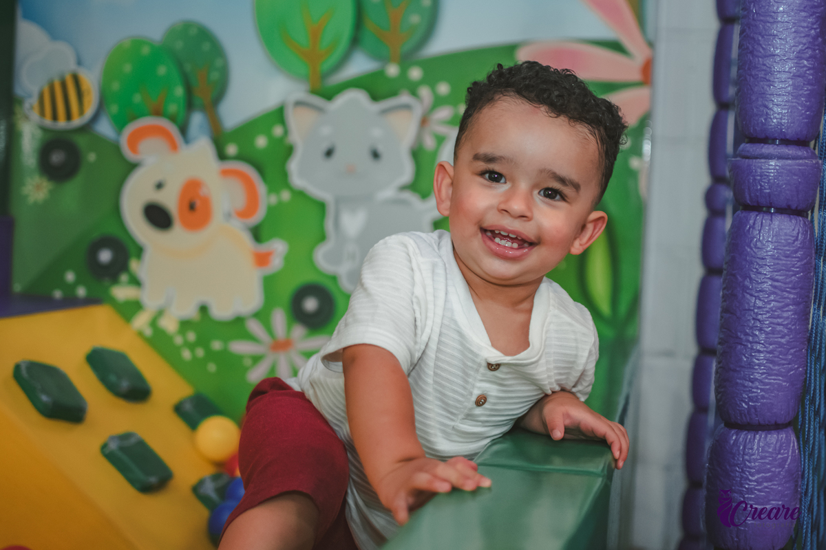 fotografia de aniversário infantil autoral, aniversário infantil com significado, fotografia inclisiva. Fotografia infantil espontânea em aniversário de criança pequena, Registro afetivo de festa infantil, com foco na infância real. fotografia afetiva.