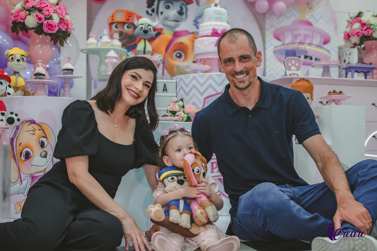 fotografia de aniversário infantil autoral, aniversário infantil com significado, fotografia inclisiva. Fotografia infantil espontânea em aniversário de criança pequena, Registro afetivo de festa infantil, com foco na infância real. fotografia afetiva.