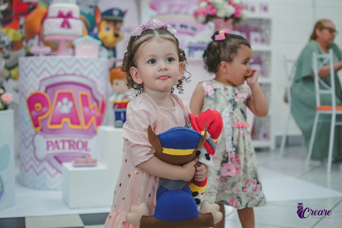 fotografia de aniversário infantil autoral, aniversário infantil com significado, fotografia inclisiva. Fotografia infantil espontânea em aniversário de criança pequena, Registro afetivo de festa infantil, com foco na infância real. fotografia afetiva.