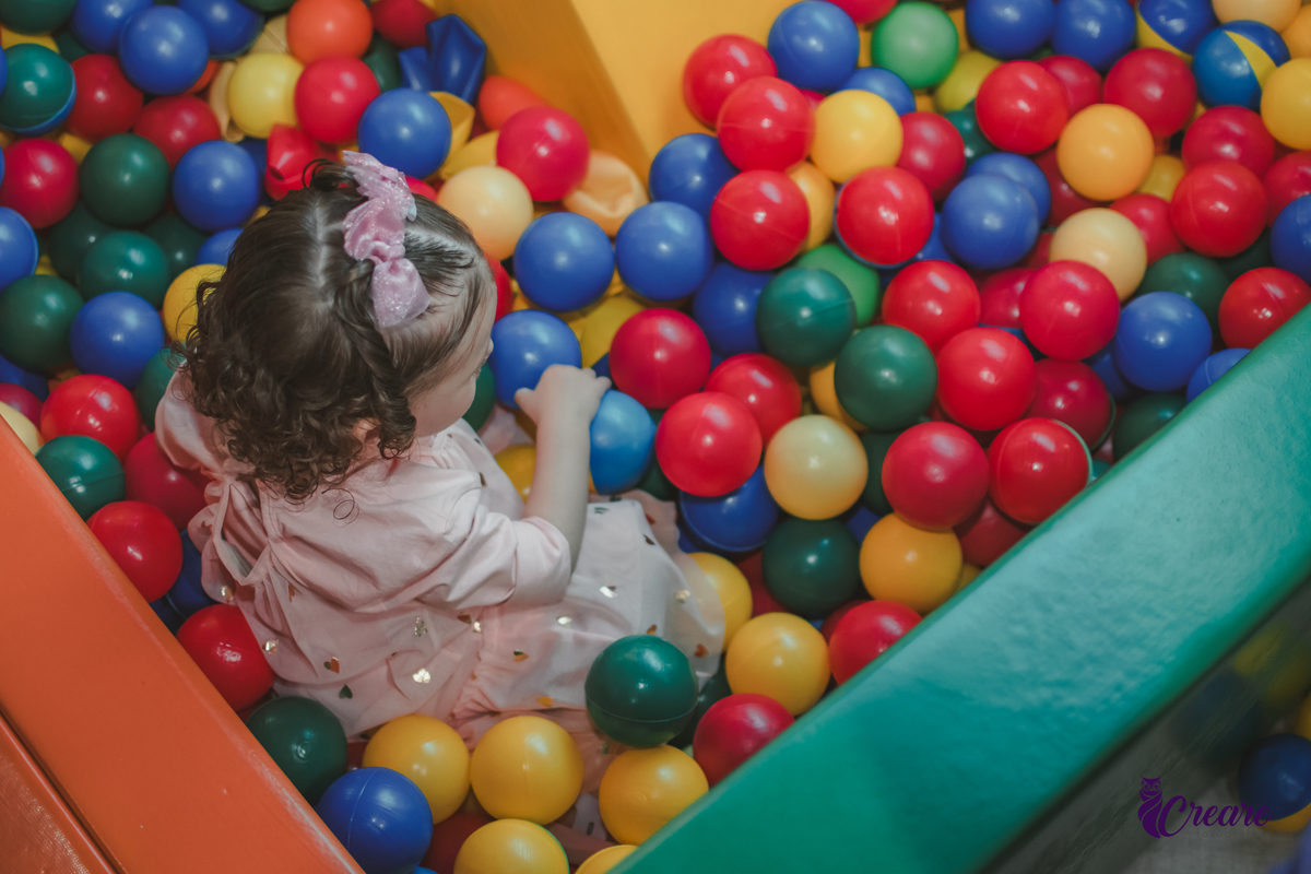 fotografia de aniversário infantil autoral, aniversário infantil com significado, fotografia inclisiva. Fotografia infantil espontânea em aniversário de criança pequena, Registro afetivo de festa infantil, com foco na infância real. fotografia afetiva.