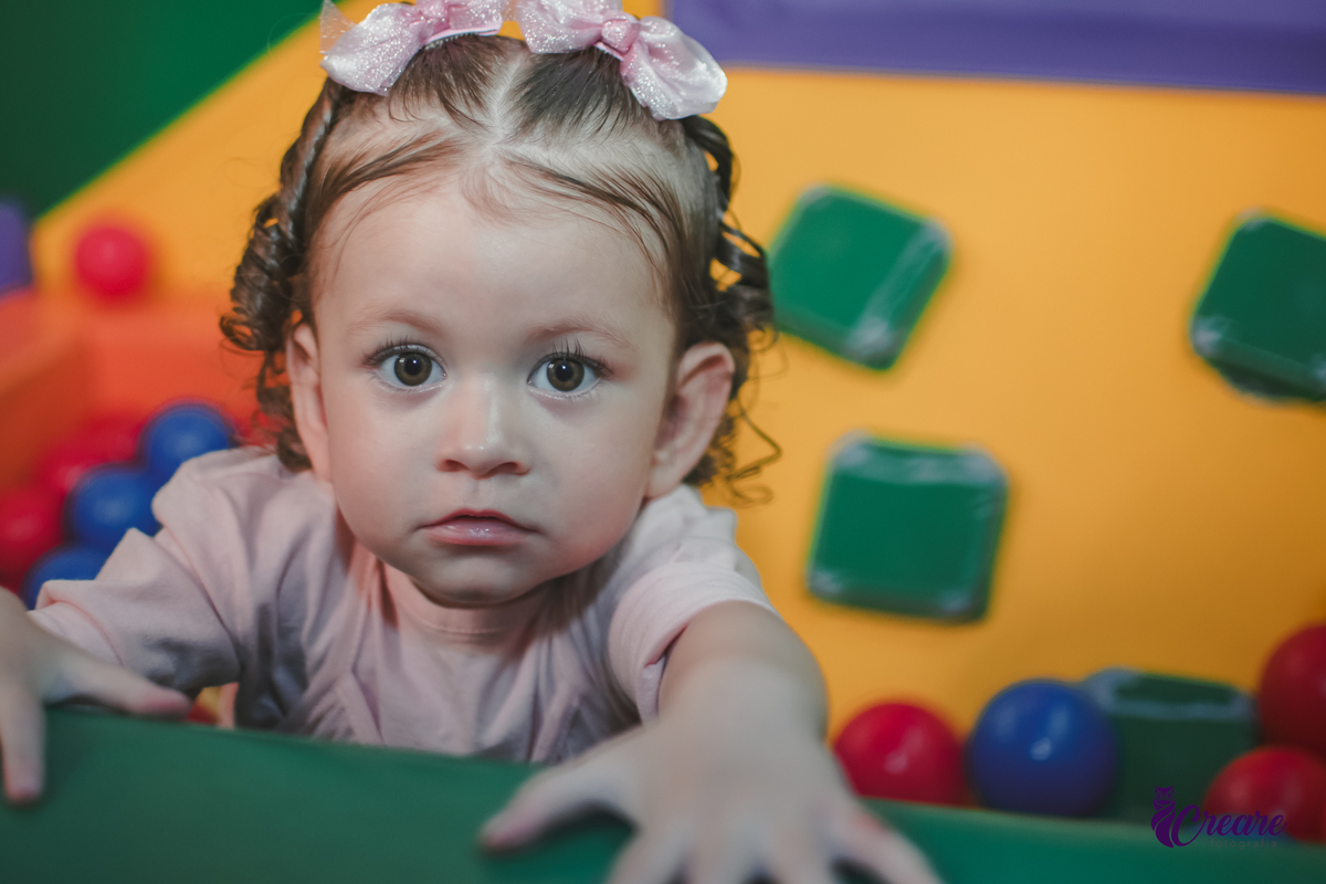 fotografia de aniversário infantil autoral, aniversário infantil com significado, fotografia inclisiva. Fotografia infantil espontânea em aniversário de criança pequena, Registro afetivo de festa infantil, com foco na infância real. fotografia afetiva.