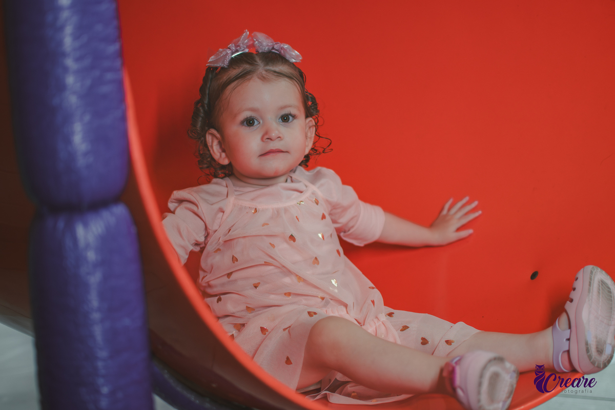 fotografia de aniversário infantil autoral, aniversário infantil com significado, fotografia inclisiva. Fotografia infantil espontânea em aniversário de criança pequena, Registro afetivo de festa infantil, com foco na infância real. fotografia afetiva.