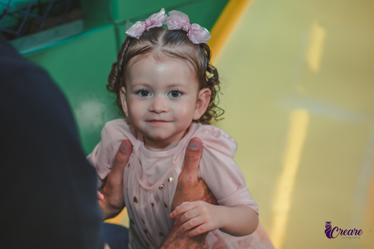 fotografia de aniversário infantil autoral, aniversário infantil com significado, fotografia inclisiva. Fotografia infantil espontânea em aniversário de criança pequena, Registro afetivo de festa infantil, com foco na infância real. fotografia afetiva.