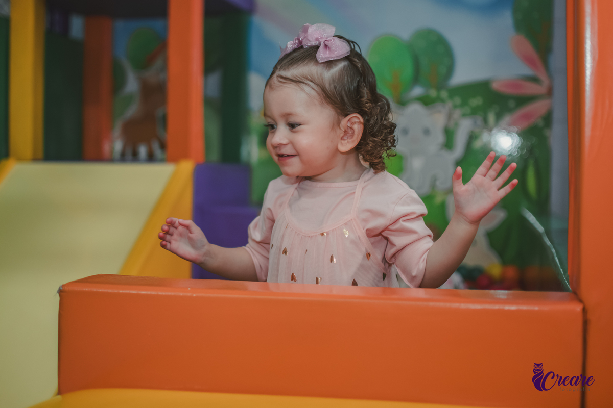 fotografia de aniversário infantil autoral, aniversário infantil com significado, fotografia inclisiva. Fotografia infantil espontânea em aniversário de criança pequena, Registro afetivo de festa infantil, com foco na infância real. fotografia afetiva.