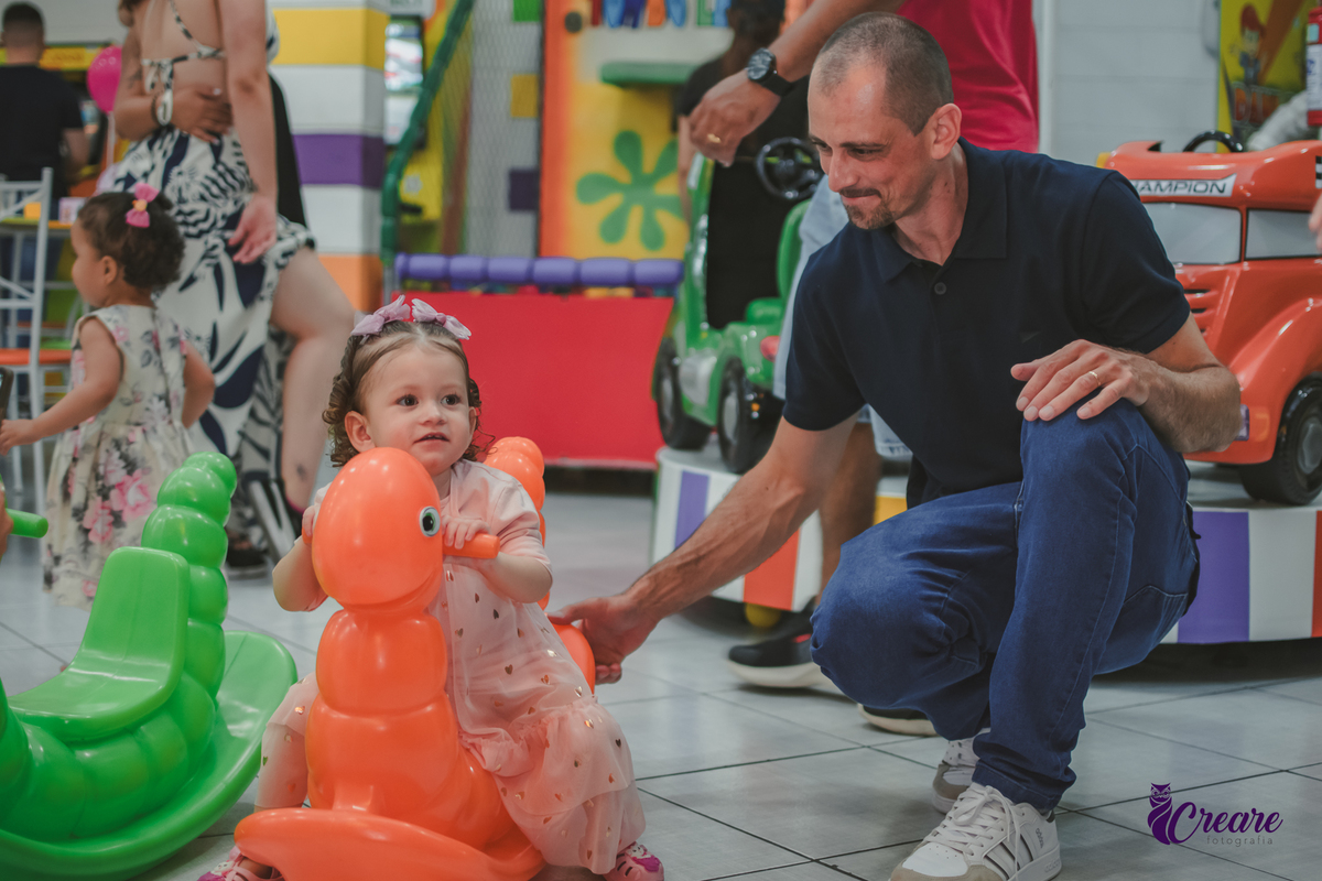 fotografia de aniversário infantil autoral, aniversário infantil com significado, fotografia inclisiva. Fotografia infantil espontânea em aniversário de criança pequena, Registro afetivo de festa infantil, com foco na infância real. fotografia afetiva.