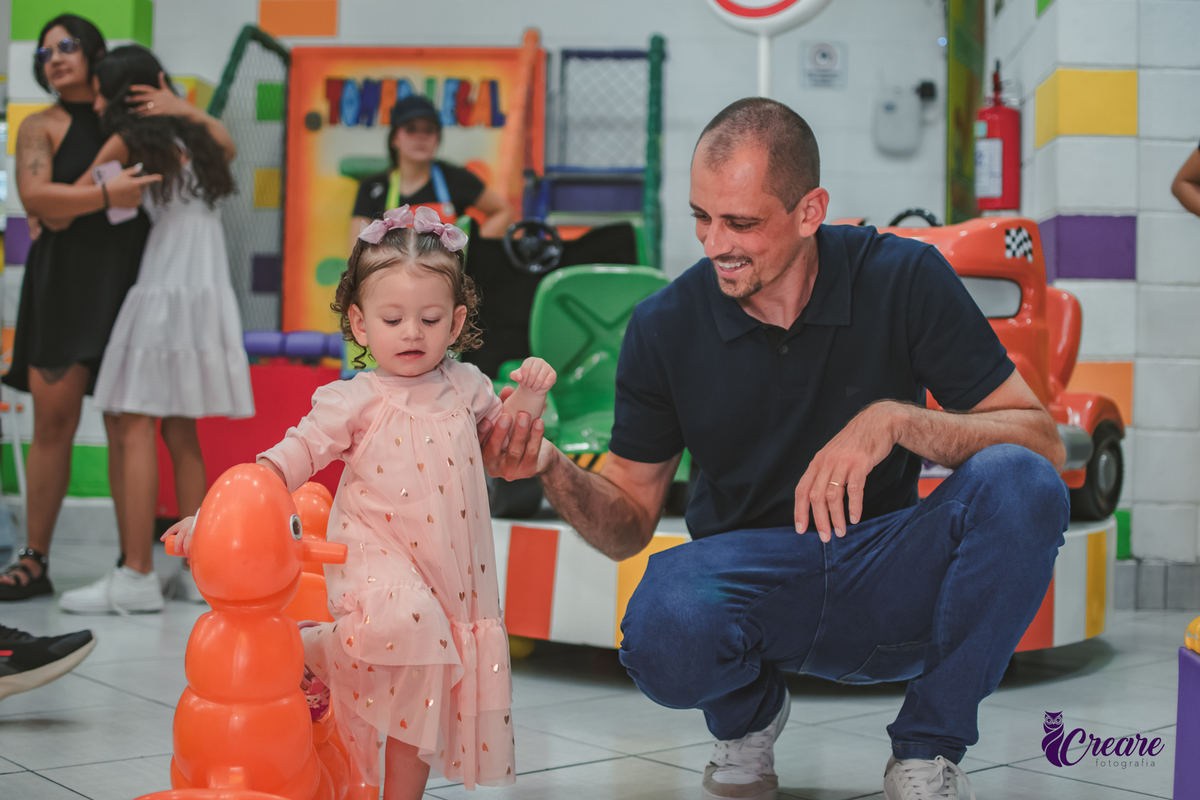 fotografia de aniversário infantil autoral, aniversário infantil com significado, fotografia inclisiva. Fotografia infantil espontânea em aniversário de criança pequena, Registro afetivo de festa infantil, com foco na infância real. fotografia afetiva.