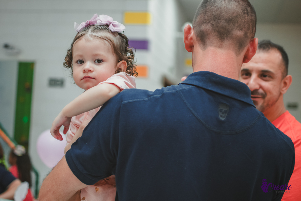 fotografia de aniversário infantil autoral, aniversário infantil com significado, fotografia inclisiva. Fotografia infantil espontânea em aniversário de criança pequena, Registro afetivo de festa infantil, com foco na infância real. fotografia afetiva.