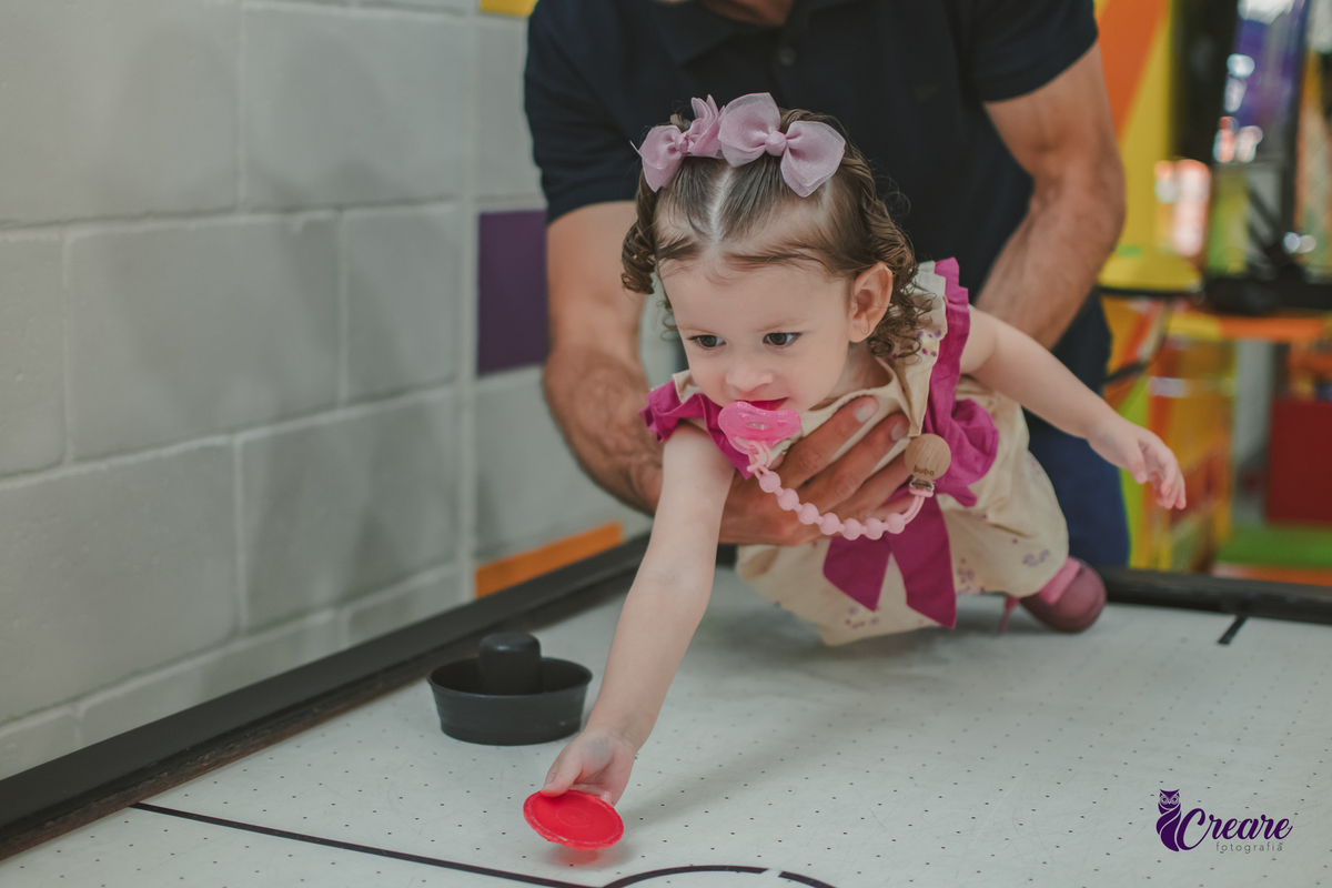 fotografia de aniversário infantil autoral, aniversário infantil com significado, fotografia inclisiva. Fotografia infantil espontânea em aniversário de criança pequena, Registro afetivo de festa infantil, com foco na infância real. fotografia afetiva.