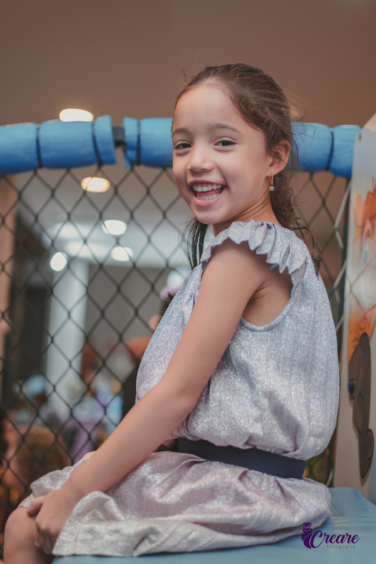 Fotografia de festa infantil, festa de aniversário, buffet fazendo farra, fotógrafo em SBC, decoração com tema Frozen. Fotografia de aniversário de menina de 5 anos em Buffet.