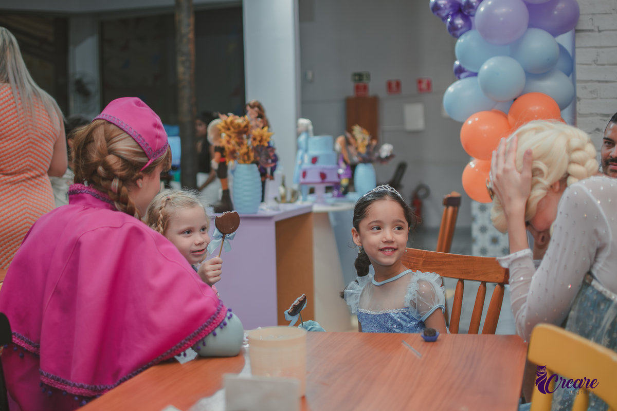 Fotografia de festa infantil, festa de aniversário, buffet fazendo farra, fotógrafo em SBC, decoração com tema Frozen. Fotografia de aniversário de menina de 5 anos em Buffet.