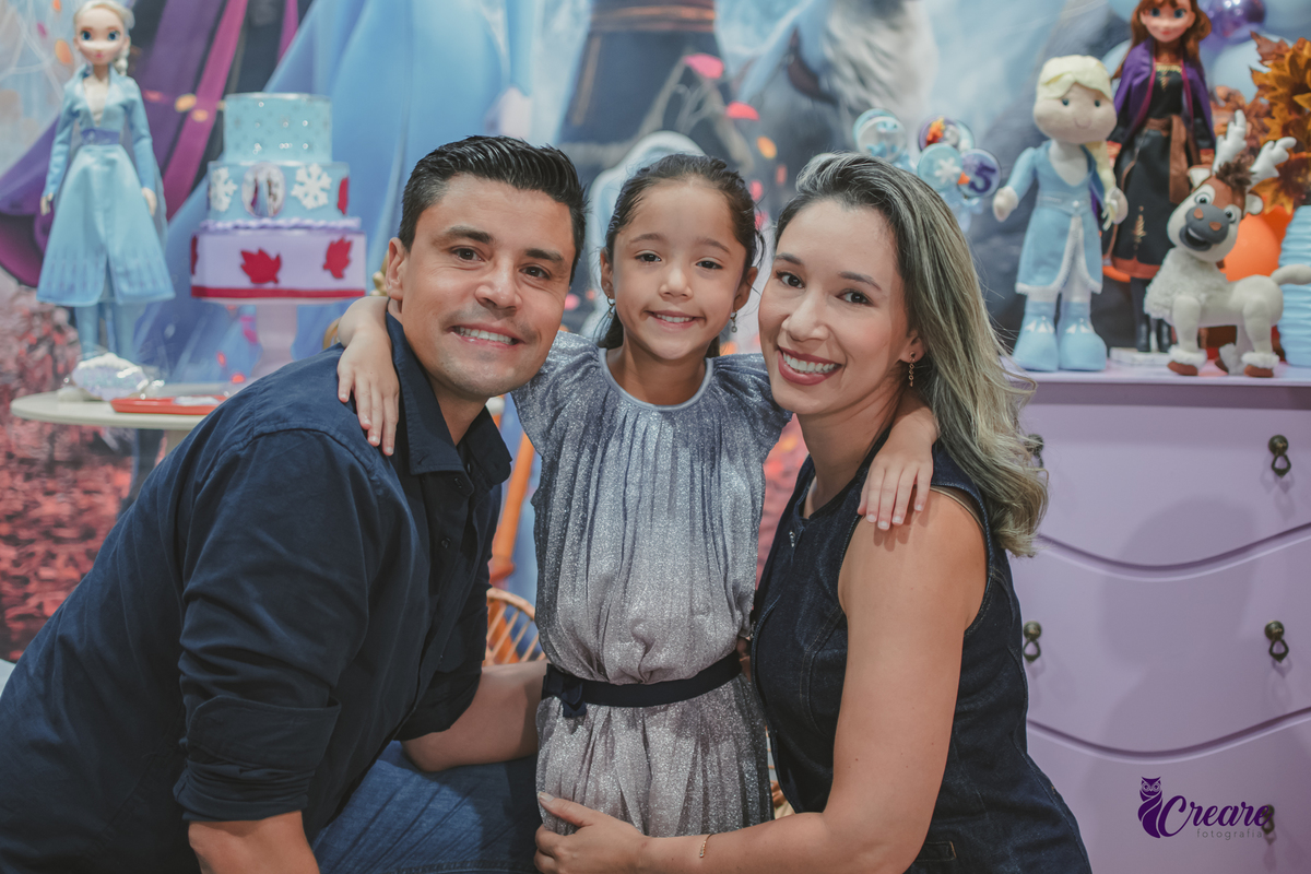 Fotografia de festa infantil, festa de aniversário, buffet fazendo farra, fotógrafo em SBC, decoração com tema Frozen. Fotografia de aniversário de menina de 5 anos em Buffet.