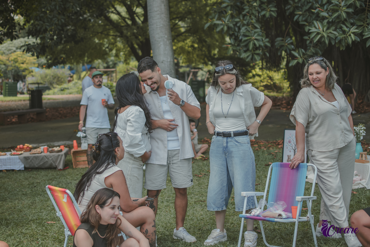 fotografia de chá revelação feita em parque, evento em espaço aberto em estilo piquenique. Fotógrafo para chá de bebê em São Paulo.