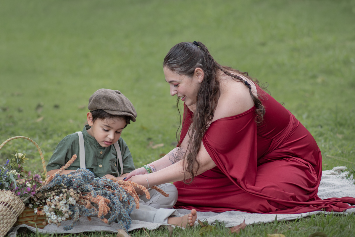 Ensaio fotográfico mãe e filho, ensaio cottagecore, fotografoa artística no Parque Chácara Silvestre em Sâo Bernardo do Campo. Ensaio fotográfico cottagecore.