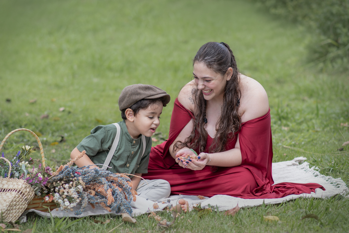 Ensaio fotográfico mãe e filho, ensaio cottagecore, fotografoa artística no Parque Chácara Silvestre em Sâo Bernardo do Campo. Ensaio fotográfico cottagecore.