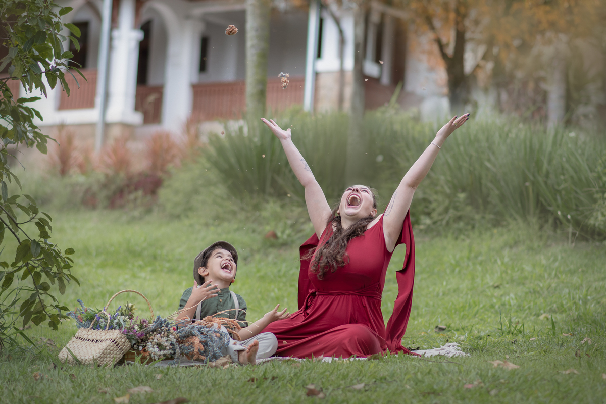 Ensaio fotográfico mãe e filho, ensaio cottagecore, fotografoa artística no Parque Chácara Silvestre em Sâo Bernardo do Campo. Ensaio fotográfico cottagecore.