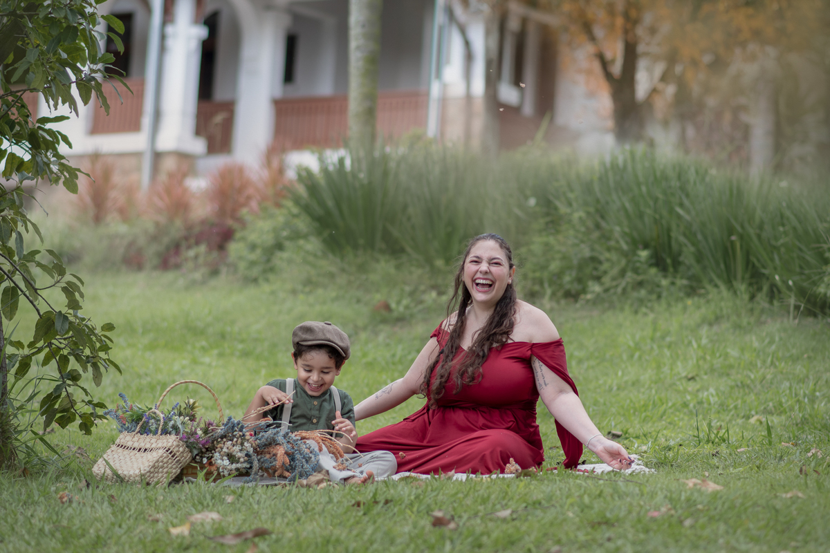 Ensaio fotográfico mãe e filho, ensaio cottagecore, fotografoa artística no Parque Chácara Silvestre em Sâo Bernardo do Campo. Ensaio fotográfico cottagecore.
