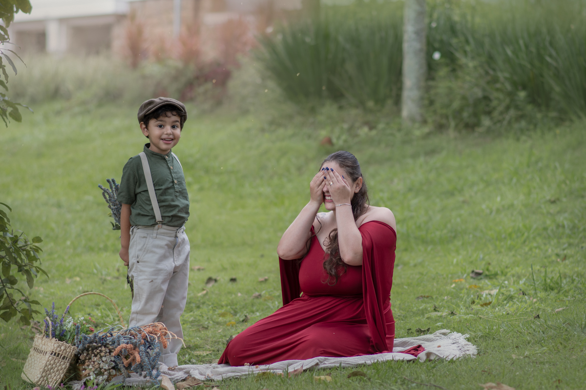 Ensaio fotográfico mãe e filho, ensaio cottagecore, fotografoa artística no Parque Chácara Silvestre em Sâo Bernardo do Campo. Ensaio fotográfico cottagecore.