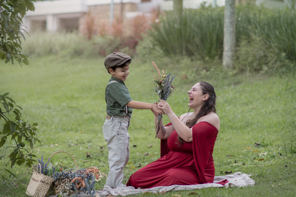 Ensaio fotográfico mãe e filho, ensaio cottagecore, fotografoa artística no Parque Chácara Silvestre em Sâo Bernardo do Campo. Ensaio fotográfico cottagecore.