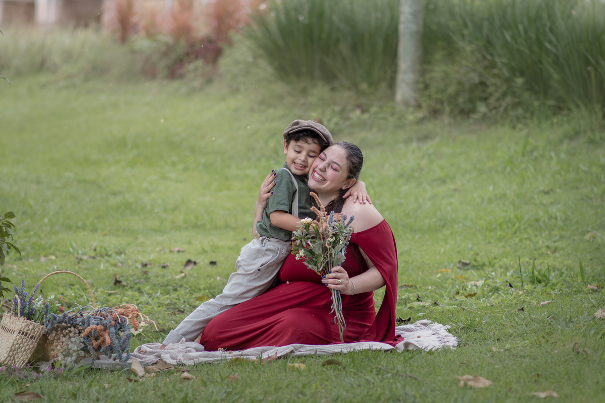 Ensaio fotográfico mãe e filho, ensaio cottagecore, fotografoa artística no Parque Chácara Silvestre em Sâo Bernardo do Campo. Ensaio fotográfico cottagecore.