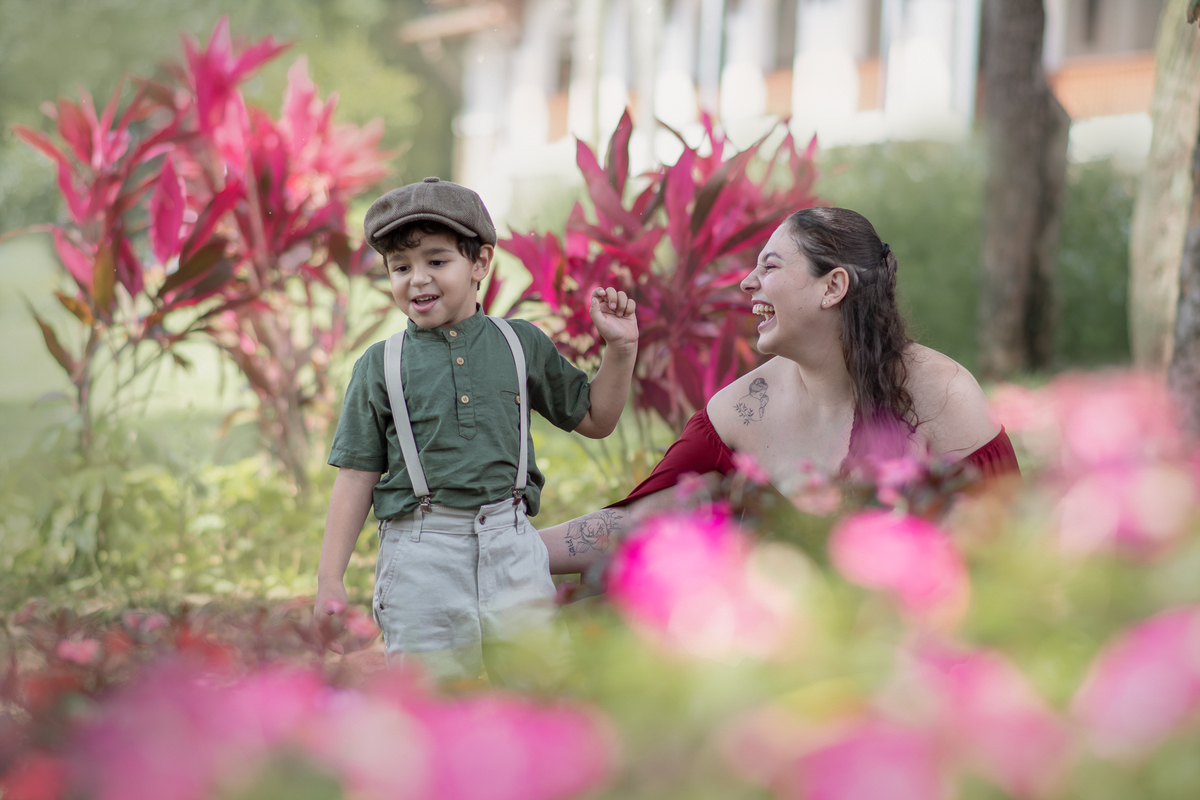 Ensaio fotográfico mãe e filho, ensaio cottagecore, fotografoa artística no Parque Chácara Silvestre em Sâo Bernardo do Campo. Ensaio fotográfico cottagecore.