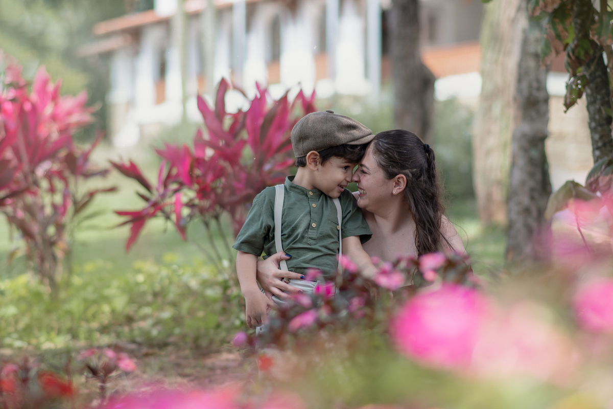 Ensaio fotográfico mãe e filho, ensaio cottagecore, fotografoa artística no Parque Chácara Silvestre em Sâo Bernardo do Campo. Ensaio fotográfico cottagecore.