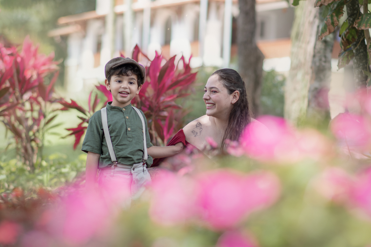 Ensaio fotográfico mãe e filho, ensaio cottagecore, fotografoa artística no Parque Chácara Silvestre em Sâo Bernardo do Campo. Ensaio fotográfico cottagecore.