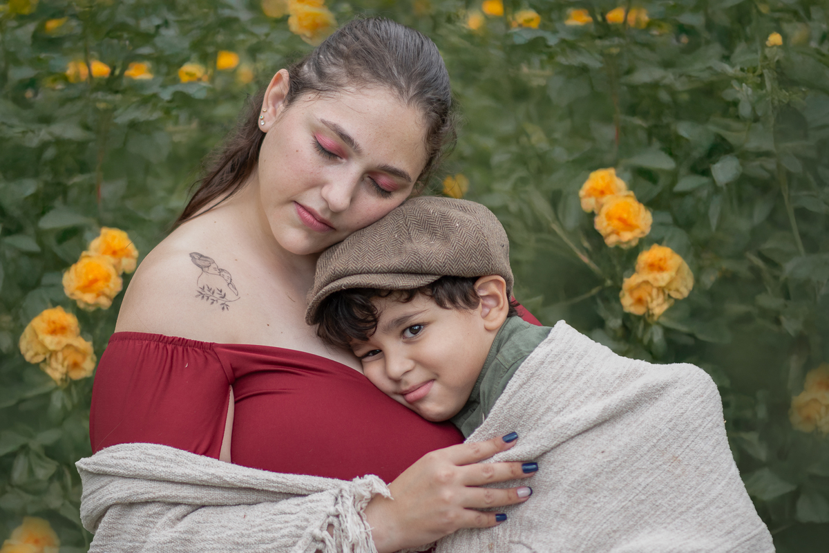 Ensaio fotográfico mãe e filho, ensaio cottagecore, fotografoa artística no Parque Chácara Silvestre em Sâo Bernardo do Campo. Ensaio fotográfico cottagecore.