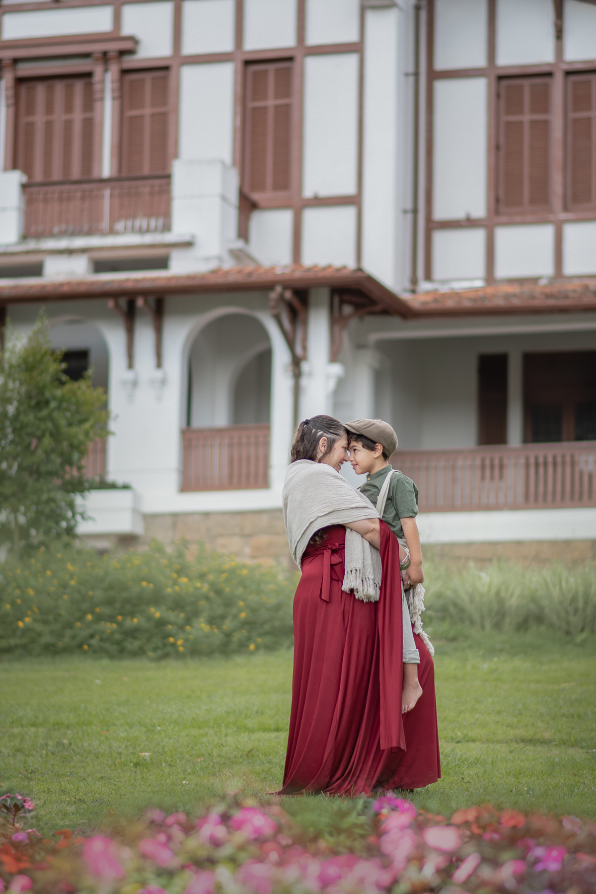 Ensaio fotográfico mãe e filho, ensaio cottagecore, fotografoa artística no Parque Chácara Silvestre em Sâo Bernardo do Campo. Ensaio fotográfico cottagecore.