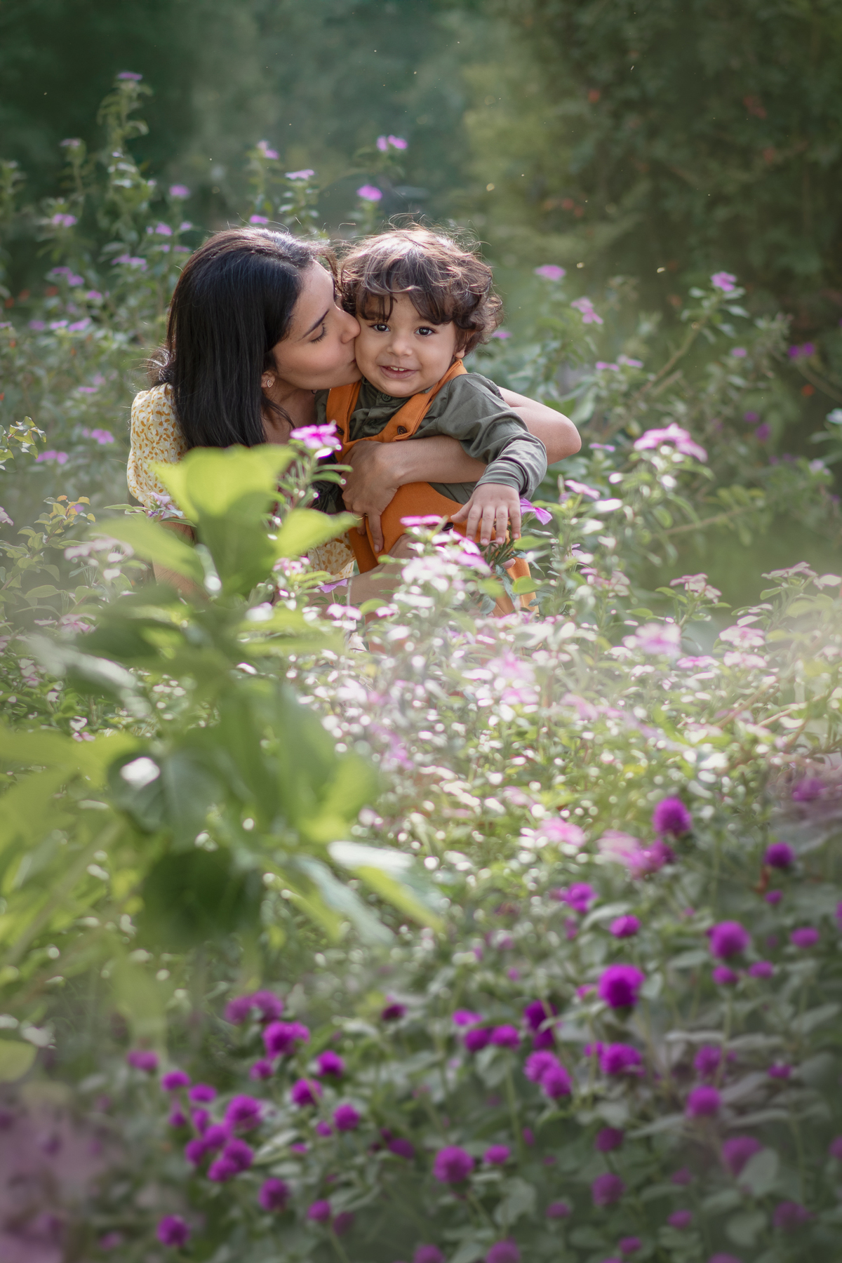 Ensaio fotográfico mãe e filho, ensaio cottagecore, fotografoa artística no Parque Chácara Silvestre em Sâo Bernardo do Campo. Ensaio fotográfico cottagecore.