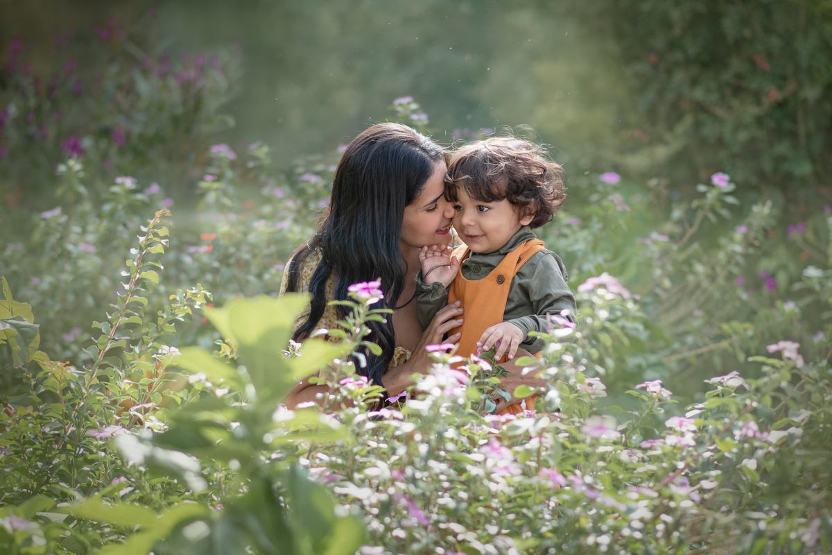 Ensaio fotográfico mãe e filho, ensaio cottagecore, fotografoa artística no Parque Chácara Silvestre em Sâo Bernardo do Campo. Ensaio fotográfico cottagecore.