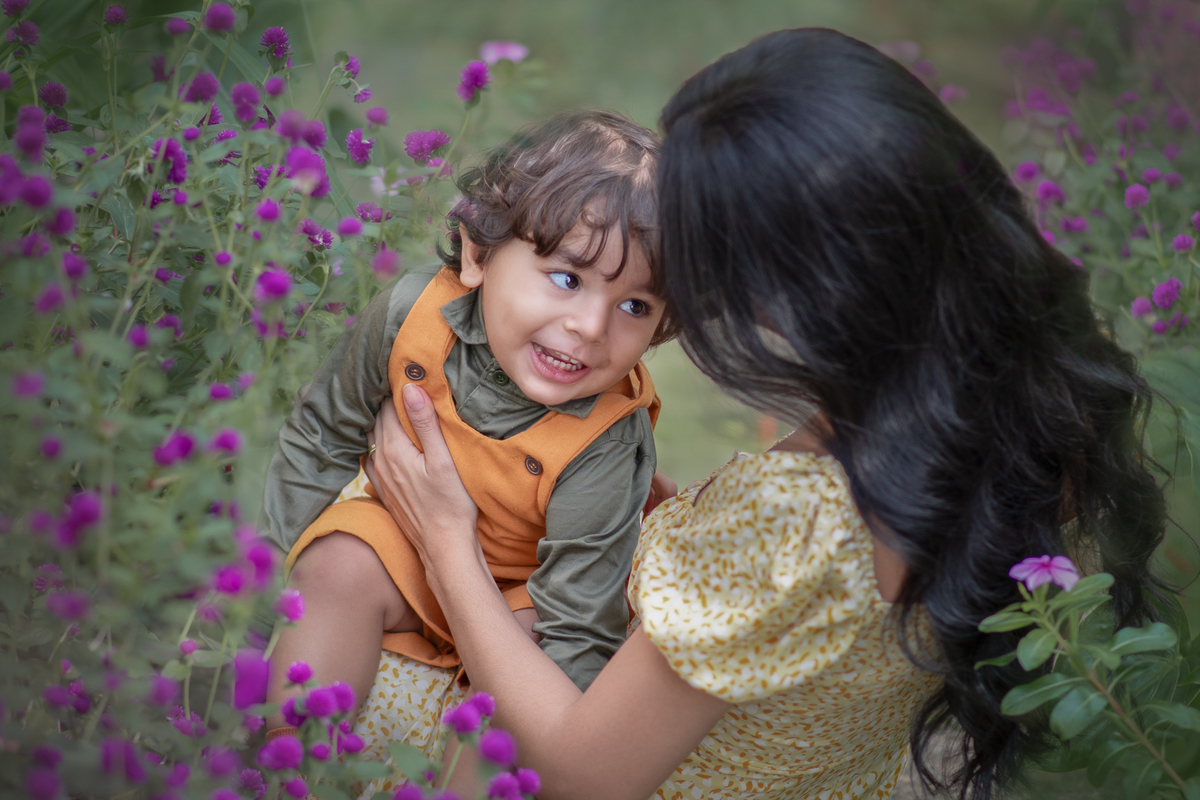 Ensaio fotográfico mãe e filho, ensaio cottagecore, fotografoa artística no Parque Chácara Silvestre em Sâo Bernardo do Campo. Ensaio fotográfico cottagecore.