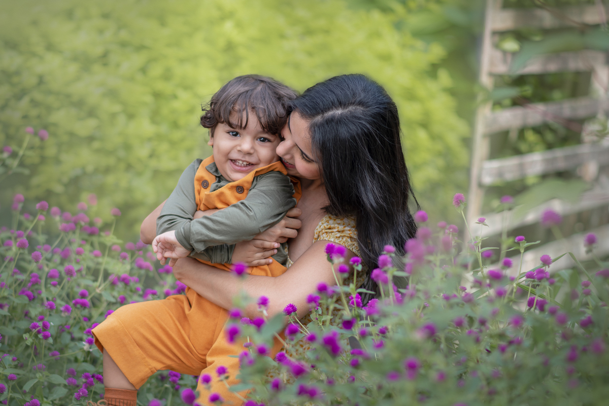 Ensaio fotográfico mãe e filho, ensaio cottagecore, fotografoa artística no Parque Chácara Silvestre em Sâo Bernardo do Campo. Ensaio fotográfico cottagecore.