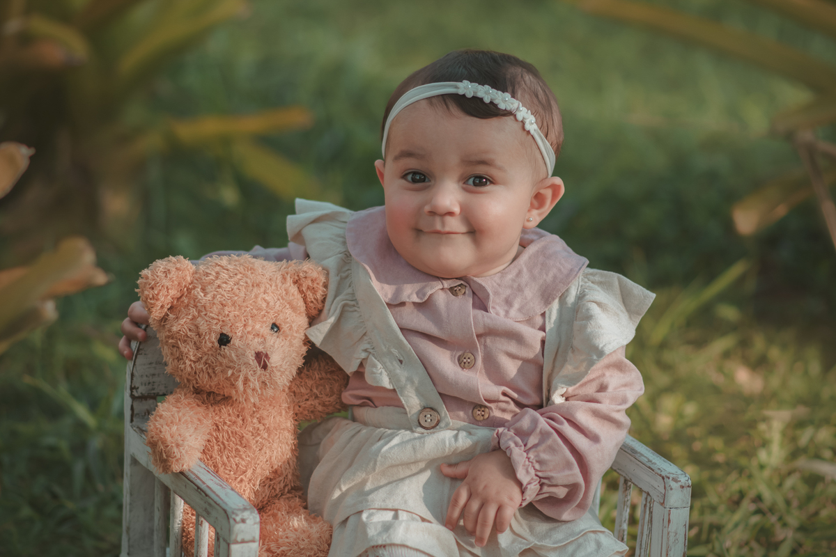 fotografia artística de bebê de 1 ano no parque Central de Santo André. Ensaio fográfico de um ano estilo Cottagecore. Ensaio externo, fotógrafo no ABC Paulista.