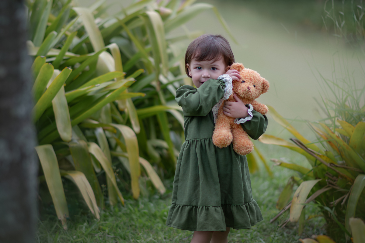 Ensaio fotográfico artístico com estilo vintage, cottagecore. ENsaio infantil realizado no Parque Central de Santo André.