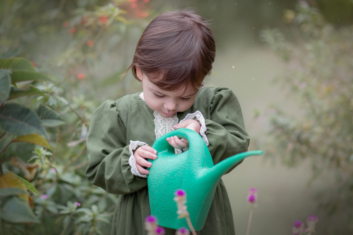 Ensaio fotográfico artístico com estilo vintage, cottagecore. ENsaio infantil realizado no Parque Central de Santo André.