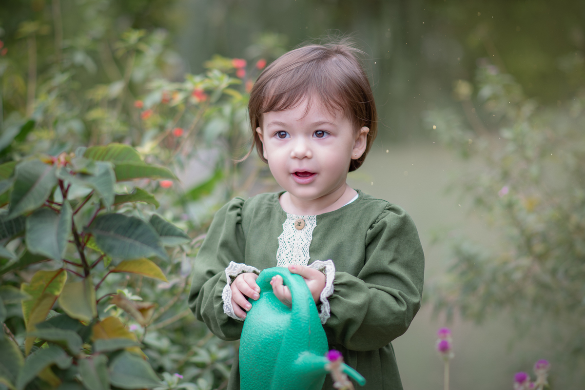 Ensaio fotográfico artístico com estilo vintage, cottagecore. ENsaio infantil realizado no Parque Central de Santo André.