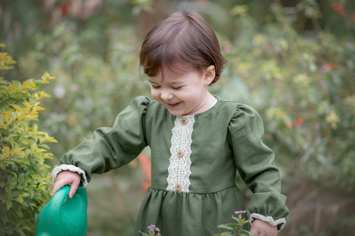 Ensaio fotográfico artístico com estilo vintage, cottagecore. ENsaio infantil realizado no Parque Central de Santo André.