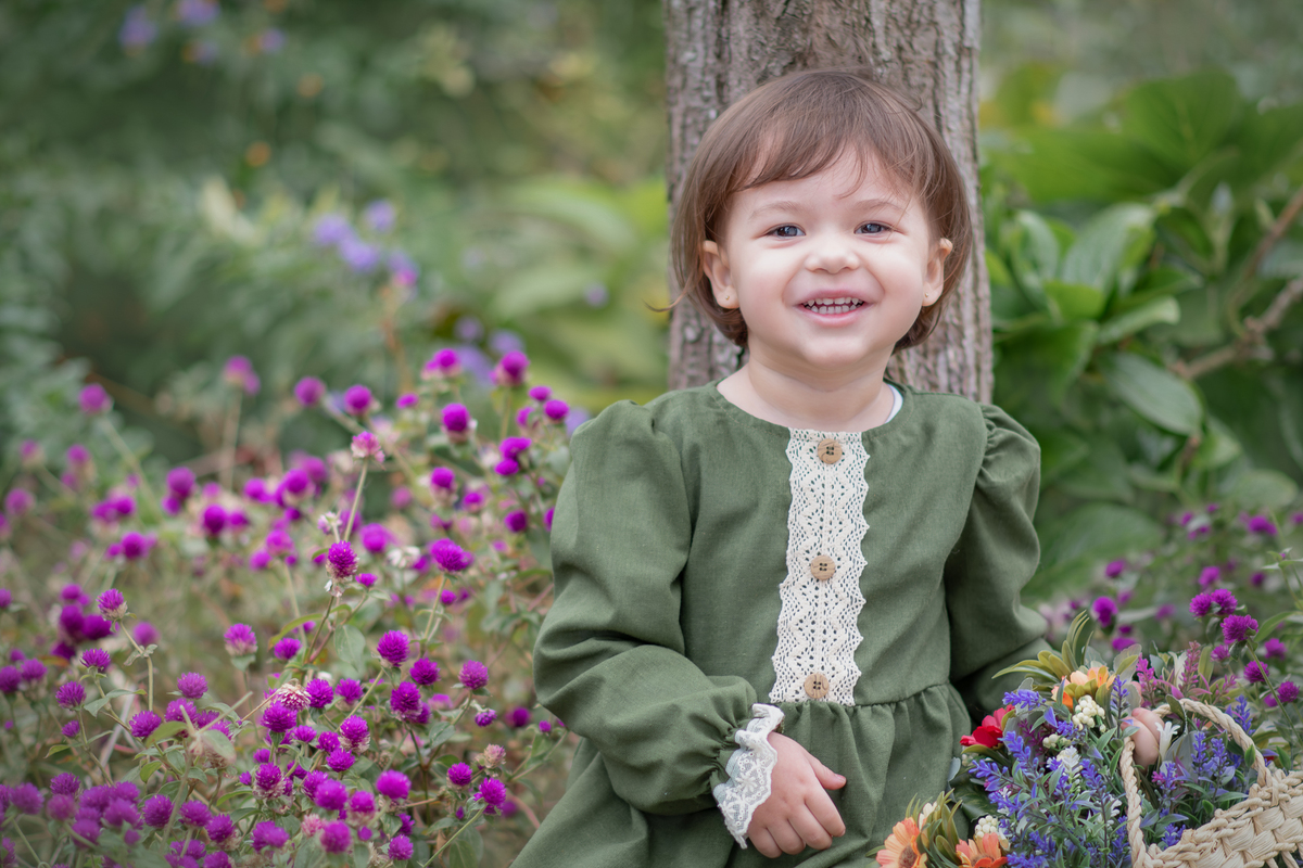 Ensaio fotográfico artístico com estilo vintage, cottagecore. ENsaio infantil realizado no Parque Central de Santo André.