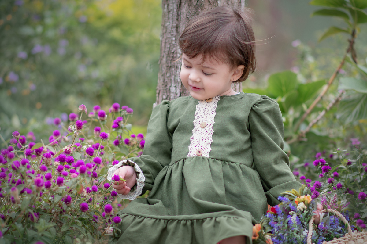 Ensaio fotográfico artístico com estilo vintage, cottagecore. ENsaio infantil realizado no Parque Central de Santo André.