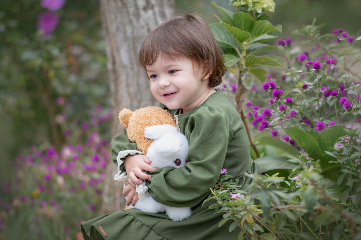 Ensaio fotográfico artístico com estilo vintage, cottagecore. ENsaio infantil realizado no Parque Central de Santo André.