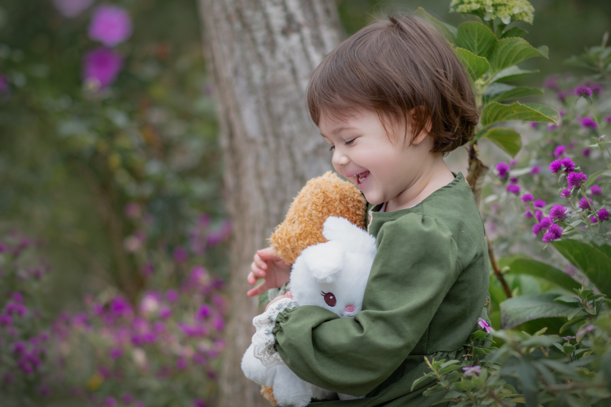 Ensaio fotográfico artístico com estilo vintage, cottagecore. ENsaio infantil realizado no Parque Central de Santo André.